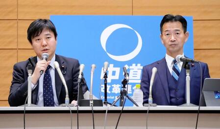 新党「中道改革連合」の基本政策を発表し、記者会見する立憲民主党の本庄政調会長（左）と公明党の岡本政調会長＝１９日