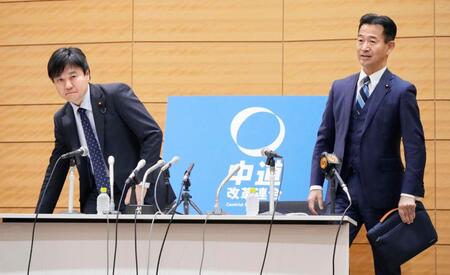 新党「中道改革連合」の基本政策発表記者会見に臨む、立憲民主党の本庄政調会長（左）と公明党の岡本政調会長＝１９日