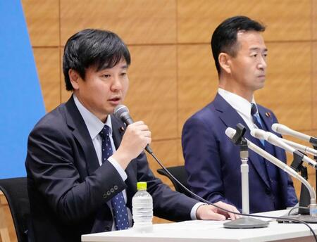 新党「中道改革連合」の基本政策を発表し、記者会見する立憲民主党の本庄政調会長（左）と公明党の岡本政調会長＝１９日
