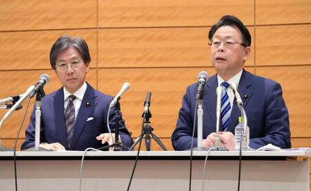 新党「中道改革連合」の綱領を発表する立憲民主党の安住幹事長（左）と公明党の西田幹事長＝１９日