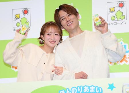 腕を組み、仲良くポーズをとる杉浦太陽（右）と辻希美夫妻（撮影・棚橋慶太）