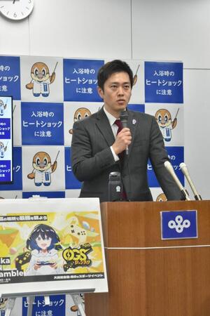 取材に応じる吉村洋文大阪府知事＝２１日、大阪府庁