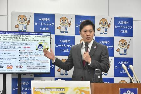 取材に応じる吉村洋文大阪府知事＝２１日、大阪府庁