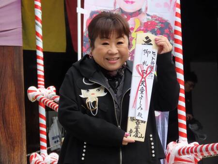 最新曲「旅路」を深川不動堂で初歌唱した天童よしみ