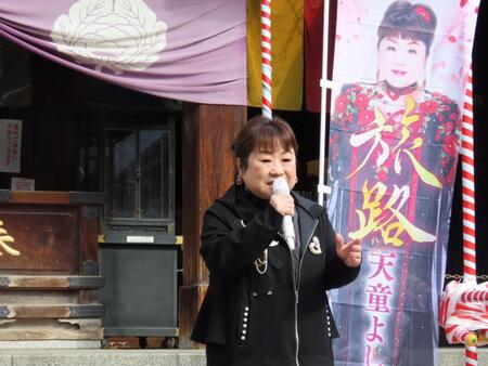 最新曲「旅路」を初歌唱した天童よしみ