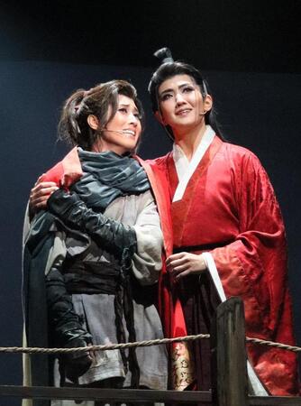 月組「雨にじむ渤海」礼華はる（右）と彩海せら