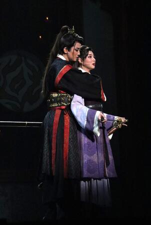 月組「雨にじむ渤海」で主演した礼華はるとヒロインの乃々れいあ