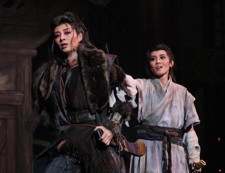 月組「雨にじむ渤海」で瑠皇りあ（左）と彩海せら