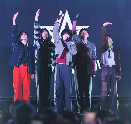デビューイベントで熱いパフォーマンスを見せるＳＴＡＲＧＬＯＷのメンバーたち（撮影・園田高夫）