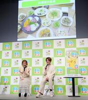 「杉浦家の食卓」の写真を披露する杉浦太陽（右）と辻希美夫妻（撮影・棚橋慶太）