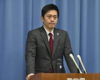 取材に応じる吉村洋文大阪府知事＝２１日、大阪府庁