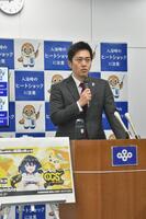 取材に応じる吉村洋文大阪府知事＝２１日、大阪府庁