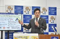 取材に応じる吉村洋文大阪府知事＝２１日、大阪府庁