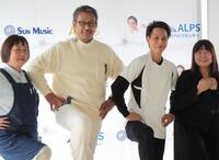 足を上げて撮影に応じた野村将希（左から２人目）ら