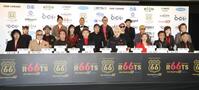 「ＲＯＯＴＳ６６　－ＮＥＷ　ＢＥＧＩＮＮＩＮＧ　６０－」記者会見に登場した（前列左から）斉藤和義、田中邦和、田島貴男、福原忍、大槻ケンヂ、小泉今日子、宮田和弥、友森昭一（中列同）永井真理子、八熊慎一、早見優、坂詰克彦、阿部耕作、スガシカオ、渡辺美里、パパイヤ鈴木（後列同）ｔａｔｓｕ、トータス松本、木暮晋也、田中和（撮影・伊藤笙子）