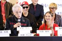 大槻ケンヂ（左）が話す中、結婚会見を思わせるしぐさでおどける小泉今日子（撮影・伊藤笙子）