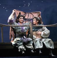 月組「雨にじむ渤海」礼華はる（左）と彩海せら