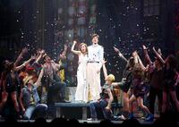 熱演する星風まどか（中央左）と城田優（撮影・佐々木彰尚）