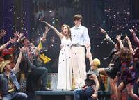 熱演する星風まどか（中央左）と城田優（撮影・佐々木彰尚）