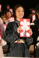 撮影に応じる上戸彩