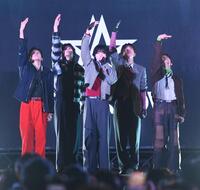 デビューイベントで熱いパフォーマンスを見せるＳＴＡＲＧＬＯＷのメンバーたち（撮影・園田高夫）