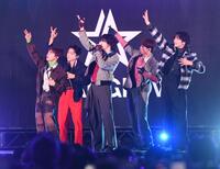 熱いパフォーマンスを見せるＳＴＡＲＧＬＯＷのメンバーたち（撮影・園田高夫）