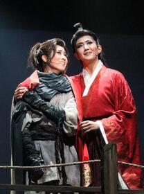 月組「雨にじむ渤海」礼華はる（右）と彩海せら