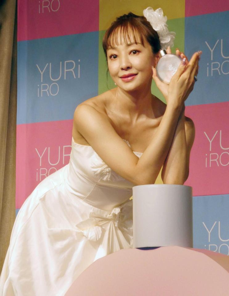 　ポーズをとる神田うの