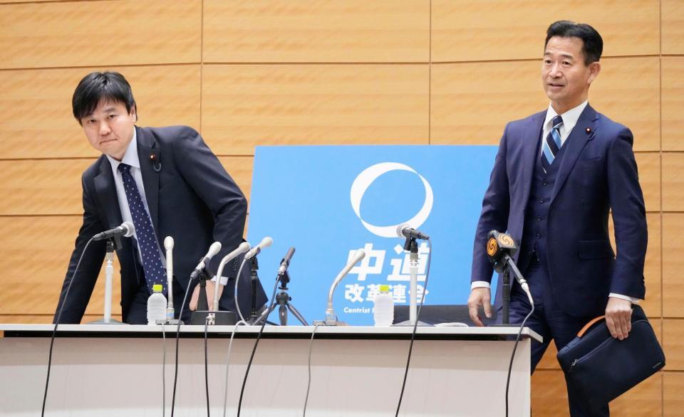 新党「中道改革連合」の基本政策発表記者会見に臨む、立憲民主党の本庄政調会長（左）と公明党の岡本政調会長＝１９日