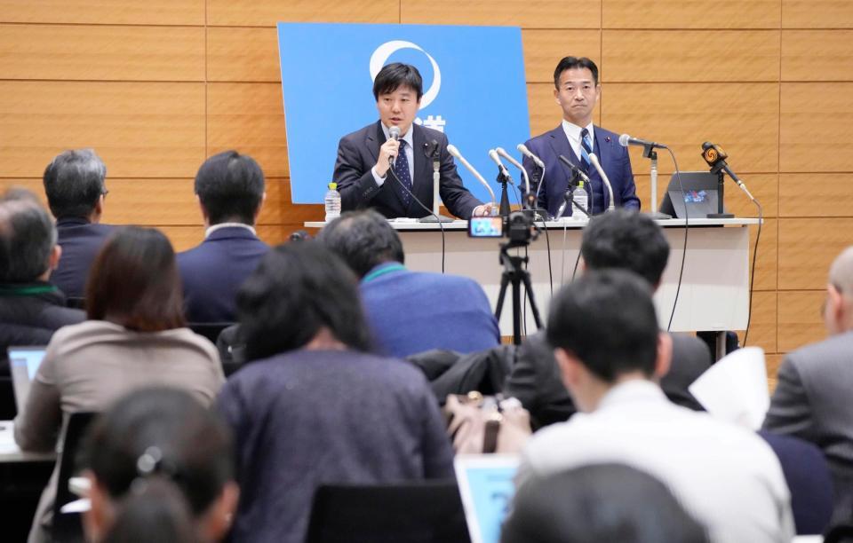 新党「中道改革連合」の基本政策を発表し、記者会見する立憲民主党の本庄政調会長（奥左）と公明党の岡本政調会長＝１９日