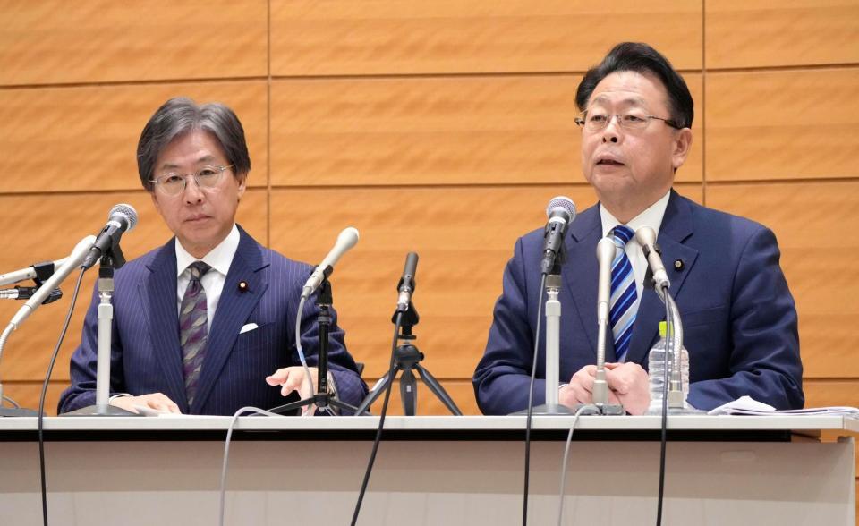 新党「中道改革連合」の綱領を発表する立憲民主党の安住幹事長（左）と公明党の西田幹事長＝１９日