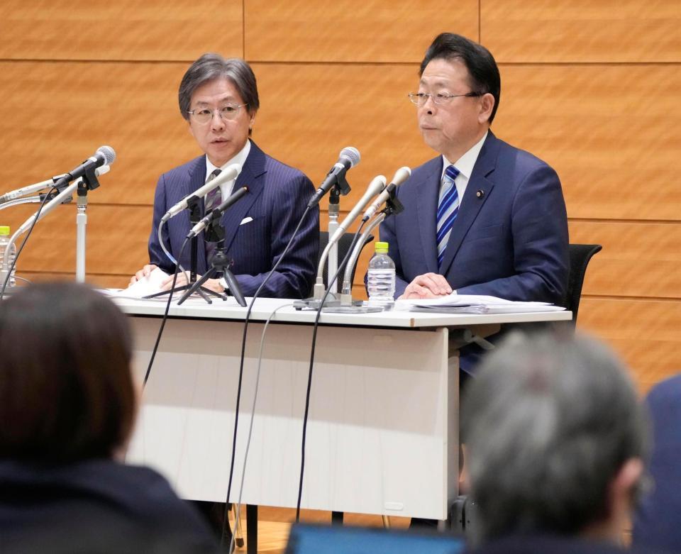 新党「中道改革連合」の綱領を発表し、記者会見する立憲民主党の安住幹事長（左）と公明党の西田幹事長＝１９日