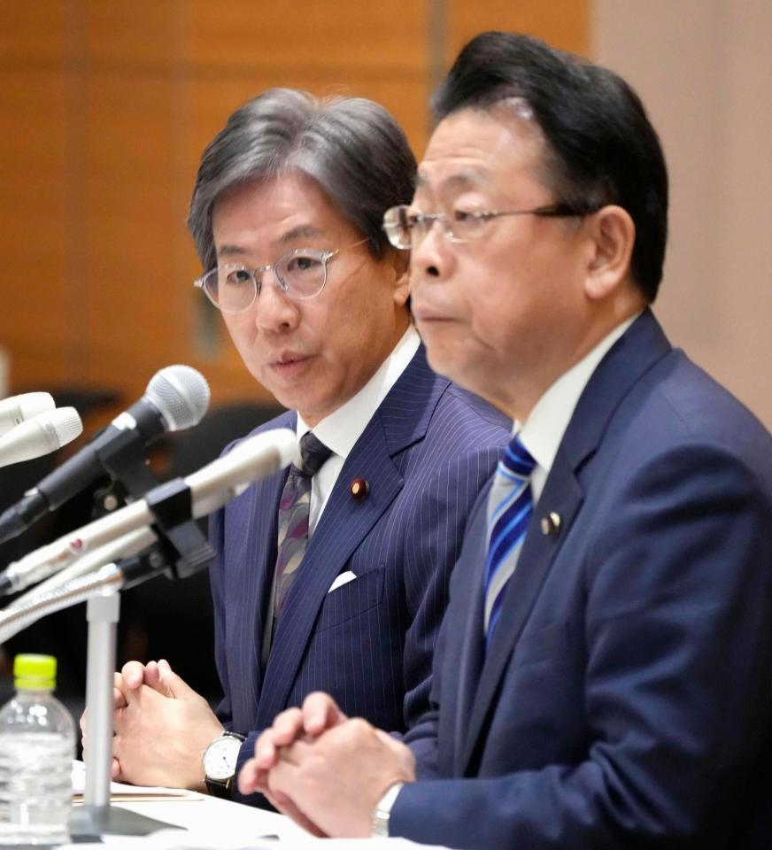 新党「中道改革連合」の綱領を発表し、記者会見する立憲民主党の安住幹事長（奥）と公明党の西田幹事長＝１９日