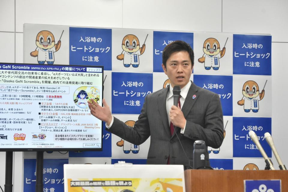 取材に応じる吉村洋文大阪府知事＝２１日、大阪府庁