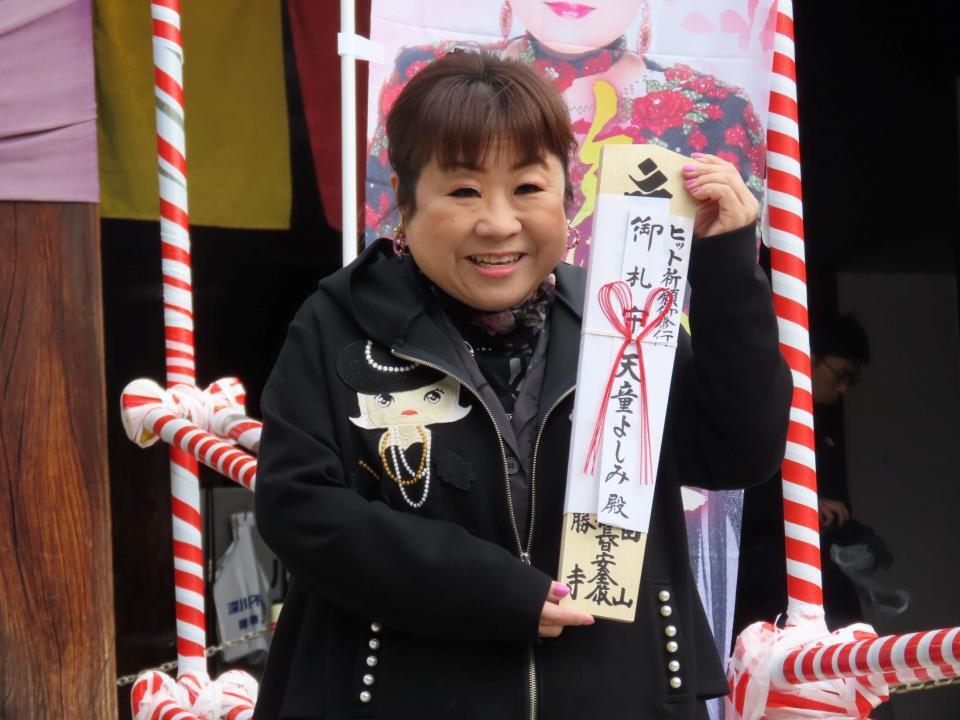 最新曲「旅路」を深川不動堂で初歌唱した天童よしみ