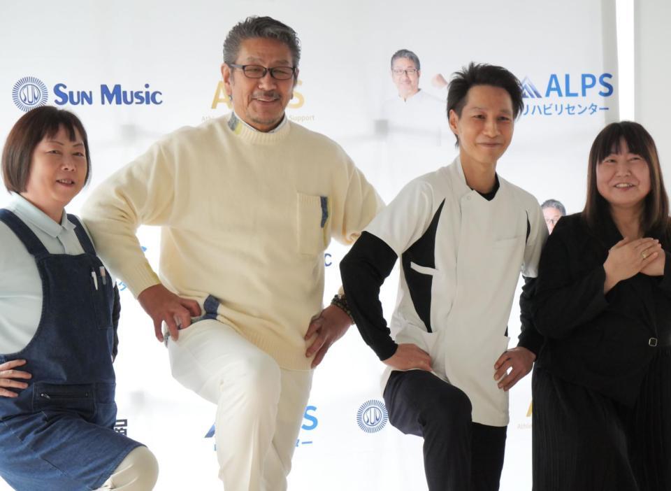 足を上げて撮影に応じた野村将希（左から２人目）ら