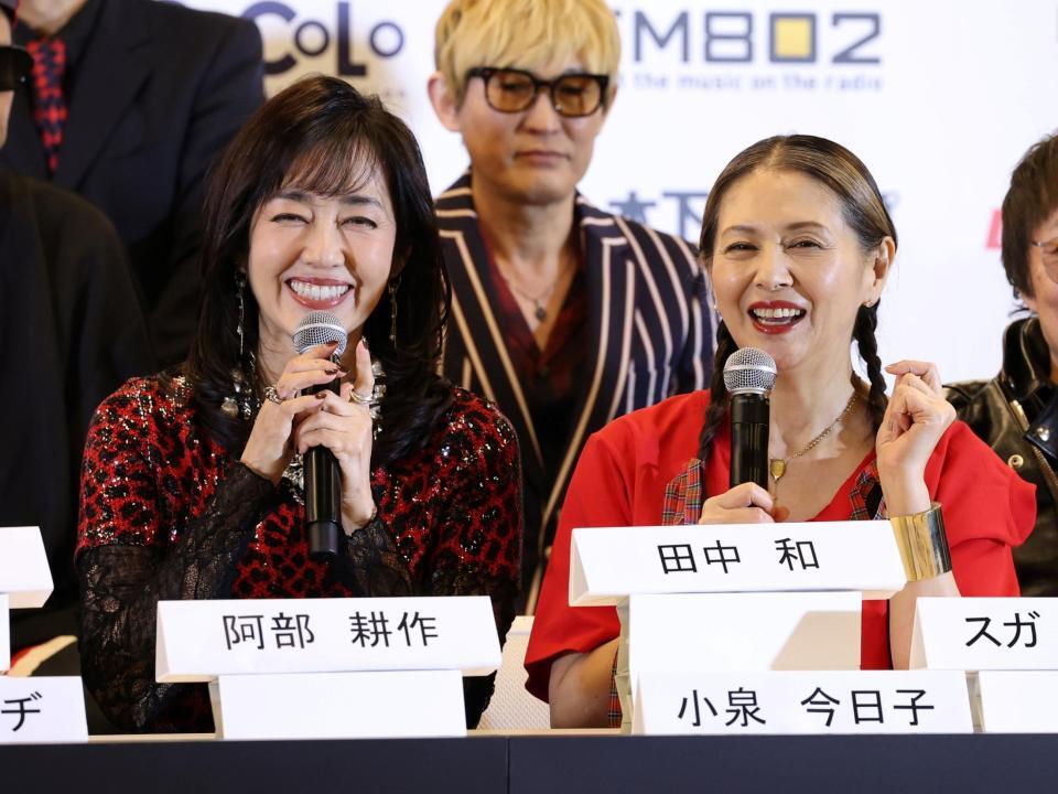 “花の８２年組”でデビューした仲で、会見でも笑顔を見せる早見優（左）と小泉今日子（撮影・伊藤笙子）