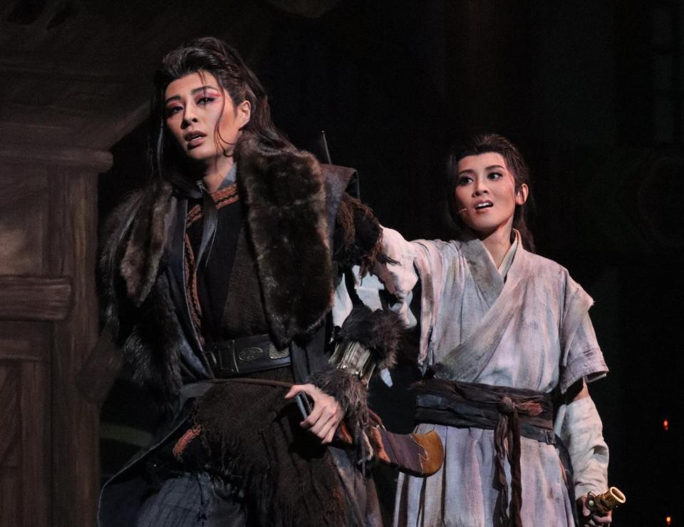 月組「雨にじむ渤海」で瑠皇りあ（左）と彩海せら