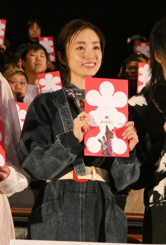 撮影に応じる上戸彩