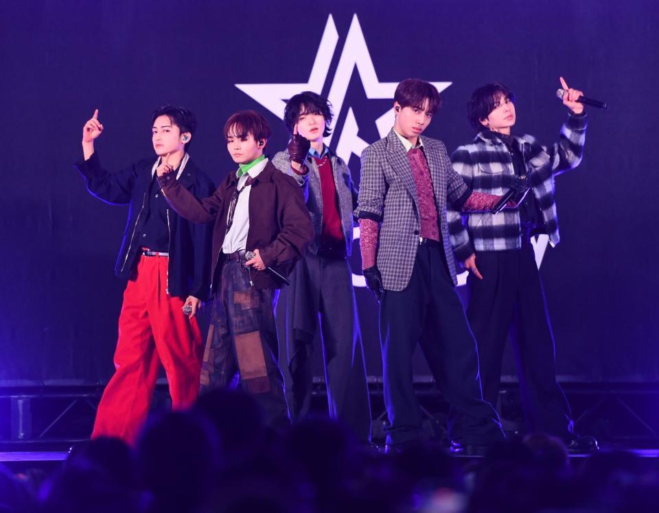 熱いパフォーマンスを見せるＳＴＡＲＧＬＯＷのメンバーたち（撮影・園田高夫）