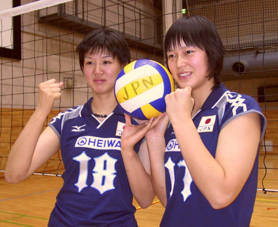 栗原恵さんと大山加奈さん（右）＝２００３年１０月