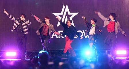 熱いパフォーマンスを披露するＳＴＡＲＧＬＯＷのメンバーたち（撮影・園田高夫）