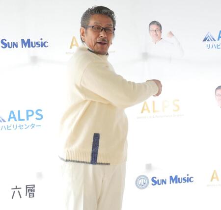 発案した「野村体操」の動きを見せる野村将希