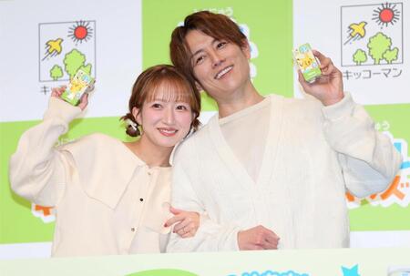 腕を組み、仲良くポーズをとる杉浦太陽（右）と辻希美夫妻（撮影・棚橋慶太）