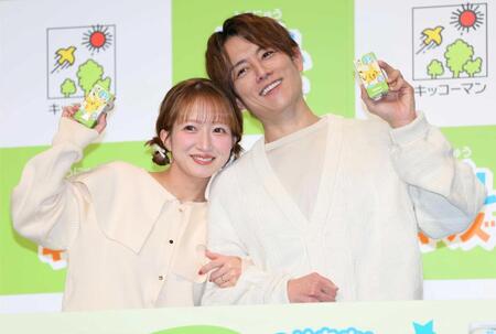 腕を組み、仲良くポーズをとる杉浦太陽（右）と辻希美夫妻（撮影・棚橋慶太）