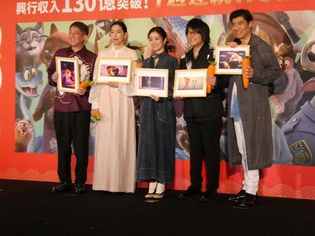 撮影に応じる（左から）高橋茂雄、江口のりこ、上戸彩、森川智之、嶋政宏＝都内