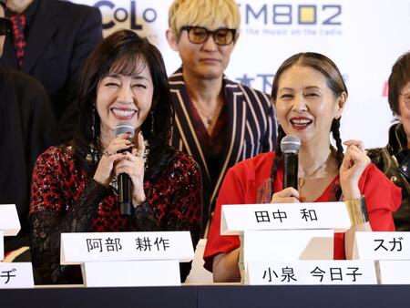 “花の８２年組”でデビューした仲で、会見でも笑顔を見せる早見優（左）と小泉今日子（撮影・伊藤笙子）