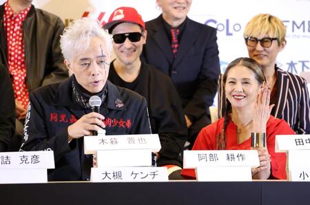 大槻ケンヂ（左）が話す中、結婚会見を思わせるしぐさでおどける小泉今日子（撮影・伊藤笙子）