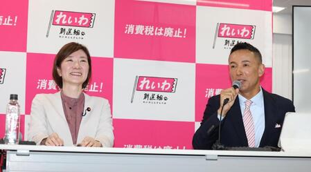 大石晃子共同代表と会見で笑顔のれいわ新選組・山本太郎代表（撮影・金田祐二）