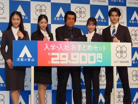 発表会に出席した（左から）天翔愛、天翔天音、藤岡弘、、藤岡舞衣、藤岡真威人